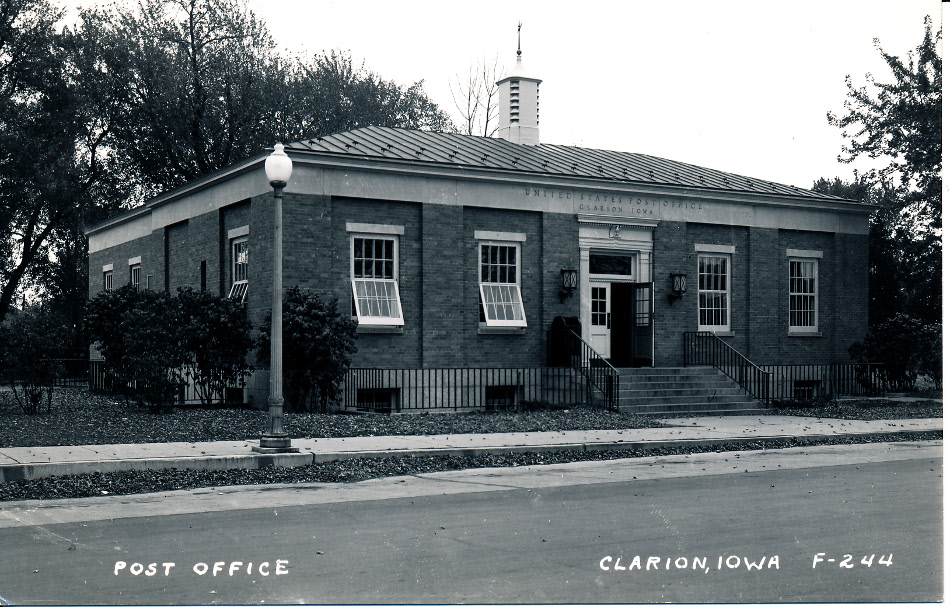 Clarion, Iowa Post Office Post Card