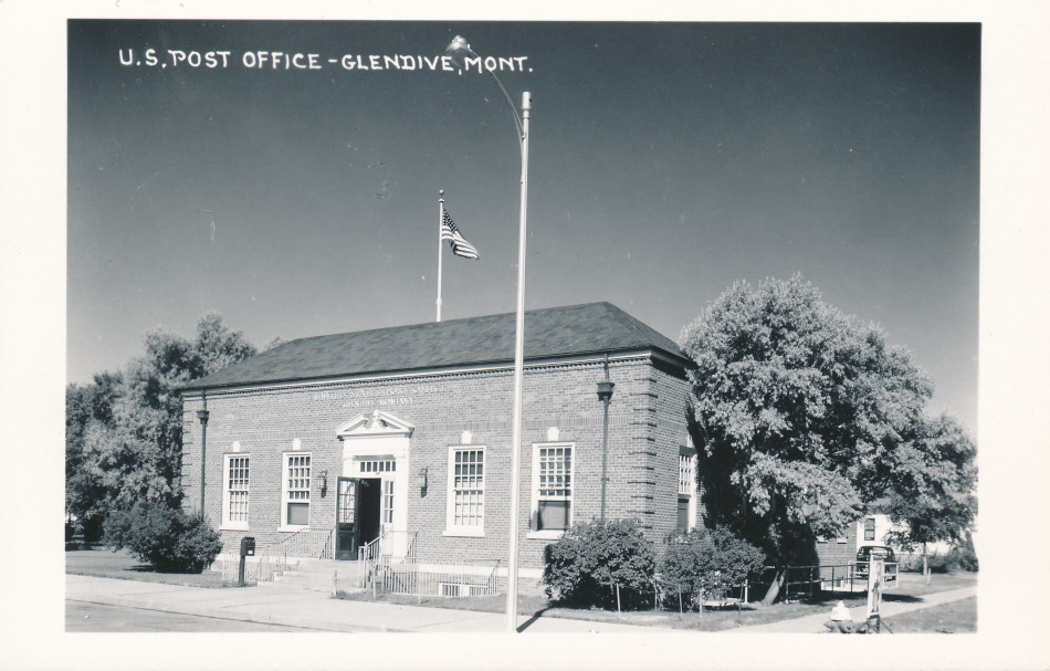 Glendive, Montana Post Office Post Card